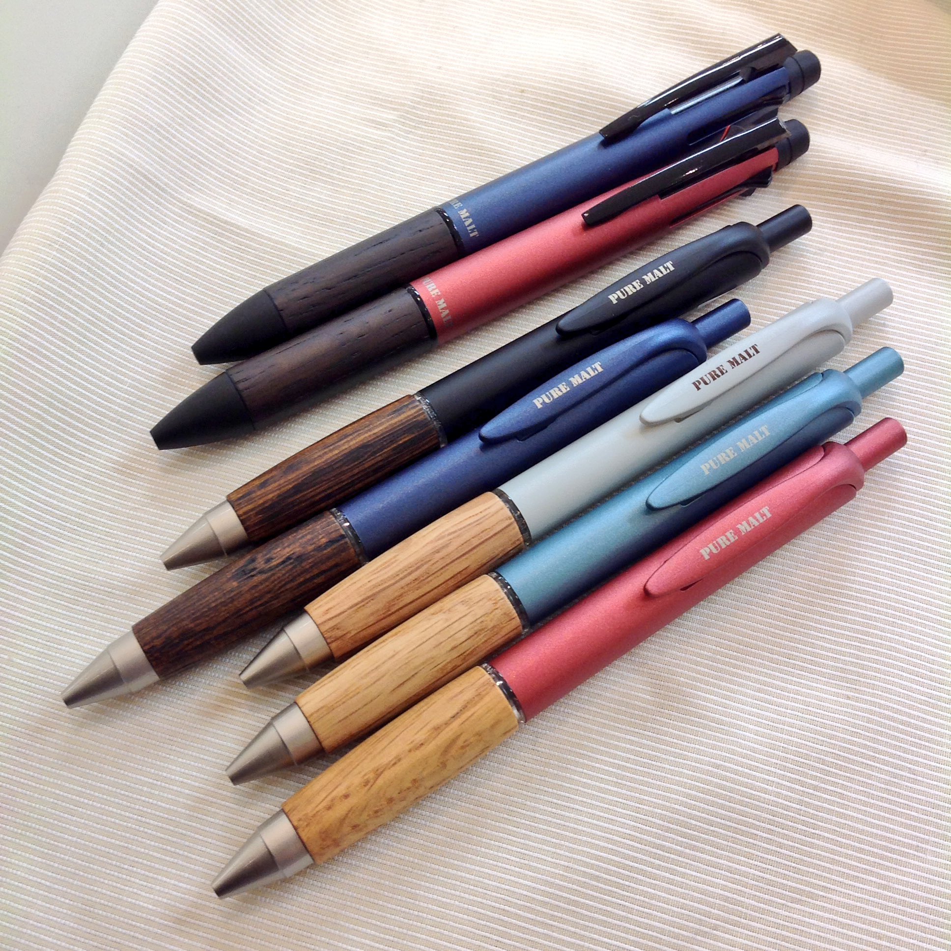 文具ギャラリー池田屋 池田事務器 V Twitter 三菱鉛筆 ピュアモルト の限定版入荷です マットなボディとそれぞれ違う色味の木製グリップがかっこいい 単色 黒 タイプと4色 シャープの多機能タイプの２種類で どれもボールペンは ジェットストリーム ギフト