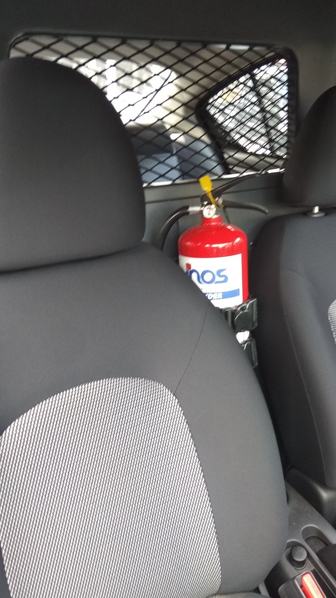 damkarbwi's tweet photo. Percontohan yang sangat baik dari Mobil Dinas Patroli Polres Banyuwangi bagi pengendara mobil khususnya di banyuwangi guna pencegahan kebakaran untuk mobil @AzwarAnas_A3 @PolresBWI @Polres_Bwi @BanyuwangiKab @Banyuwangi24Jam https://t.co/guH3J6MVon