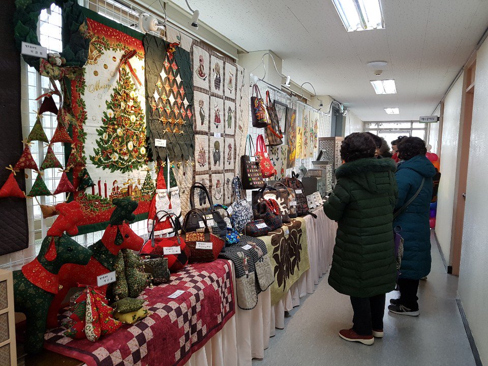 lemi2958's tweet image. 2018.12.11(화) 성남시 여성복지회관 실버대학 수료식이 식전행사(에어로빅, 경기민요, 신바람댄스 공연)와 함께 진행되었습니다. 또한 연필스케치 체험코너 등 작은 작품 전시회를 관람하며 풍성한 잔치가 되었습니다. 다들 수고많으셨고 축하드려요~ #성남시 #여성가족과 #여성복지회관