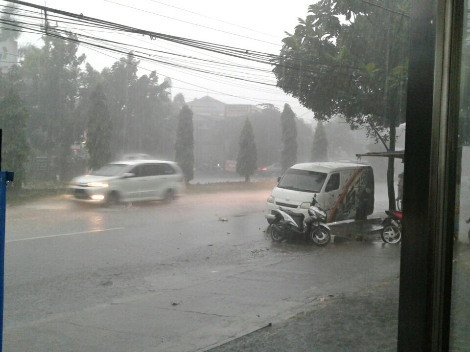 Jalan Peta - Lingkar selatan Hujan sangat besar petir dan angin
Hati2 buat Driver dan bikers karena jrk pandang pendek
