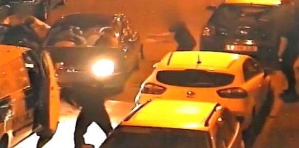 DailyMirror's tweet image. Police officer screams as she is run over twice by intoxicated man driving stolen car mirror.co.uk/news/uk-news/p…