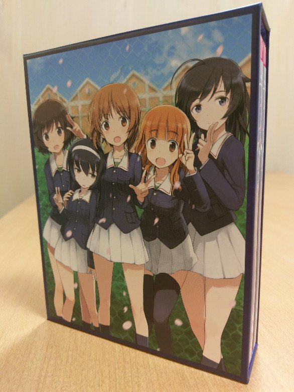 大洗ガルパンギャラリー Twitterren また 12月21日に発売予定 ガールズ パンツァー Tv Ova 5 1ch Blu Ray Disc Box のパッケージサンプルを展示いたしました Boxは表裏とも島田フミカネ様の描き下ろし ディスクパッケージは2枚並べると一組のイラストになります 大洗ガルパンギャラリー Twitterren また 12月21日に発売予定 ガールズ パンツァー Tv Ova 5 1ch Blu Ray Disc Box のパッケージサンプルを展示いたしました Boxは表裏とも島田フミカネ様の描き下ろし ディスクパッケージは2枚並べると一組のイラストになります