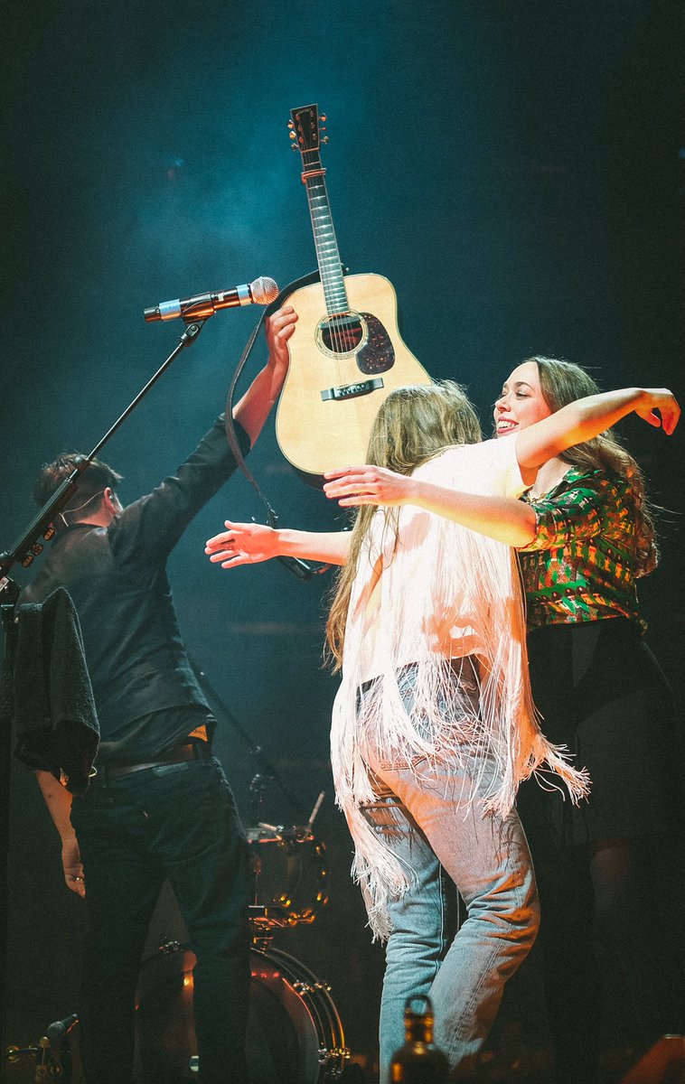 sarahjarosz's tweet photo. Tonight was UNREAL... played mandolin with @mumfordandsons & @maggierogers at @thegarden and it was over the top fun. Endless thanks to these lads for being the real deal and never forgetting their roots. My heart is full ✨💕✨💕✨ https://t.co/8p3MGvcIWe