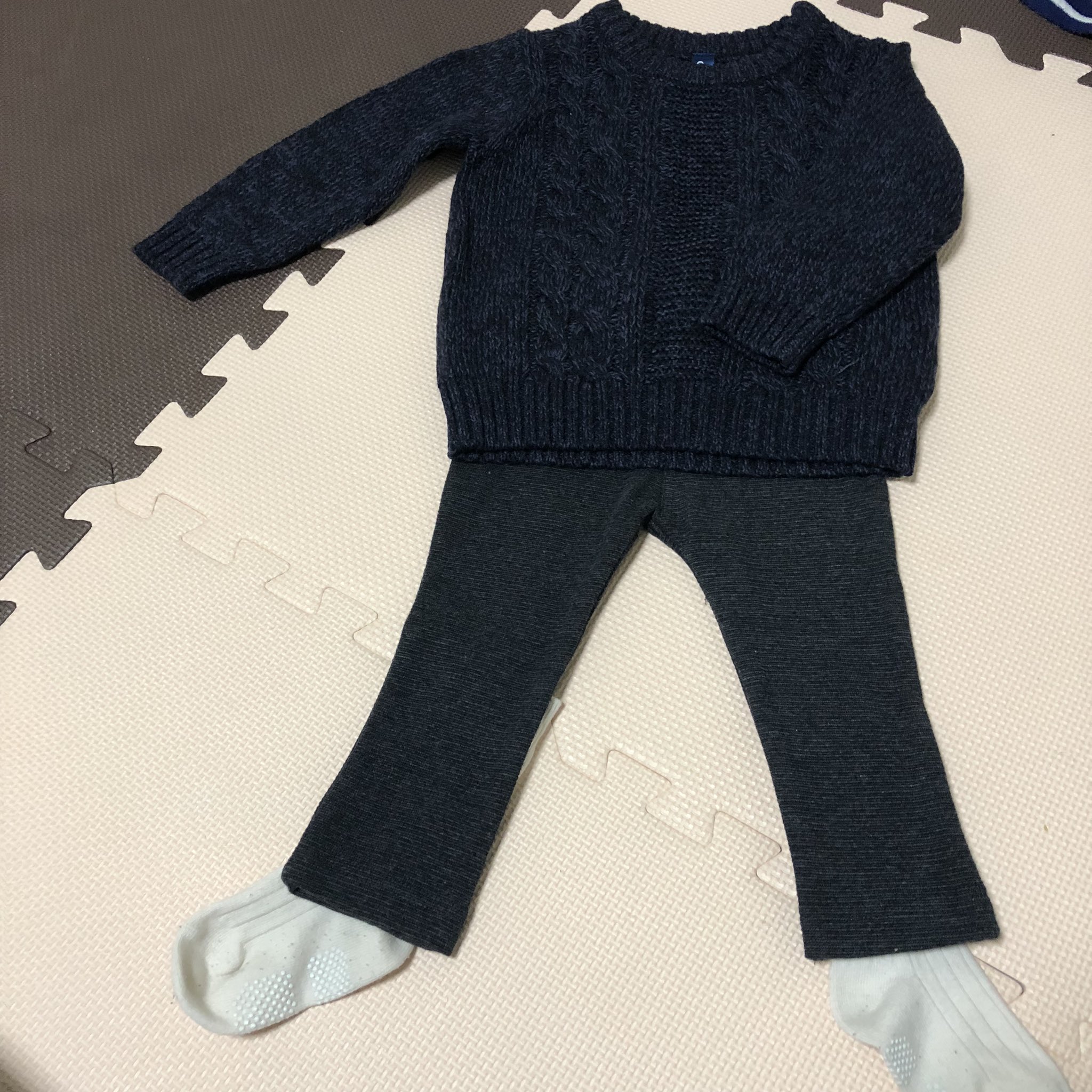 まりつん ワンオペ研究家 明日は祖母の葬儀 1歳3カ月の息子コーデは これで良いよね 調べたら １歳児の礼服は無いみたいだった 赤ちゃん子どもは普通の服か暗めの服でokと書いてあった これでいく T Co Ggz5xx4pcz Twitter