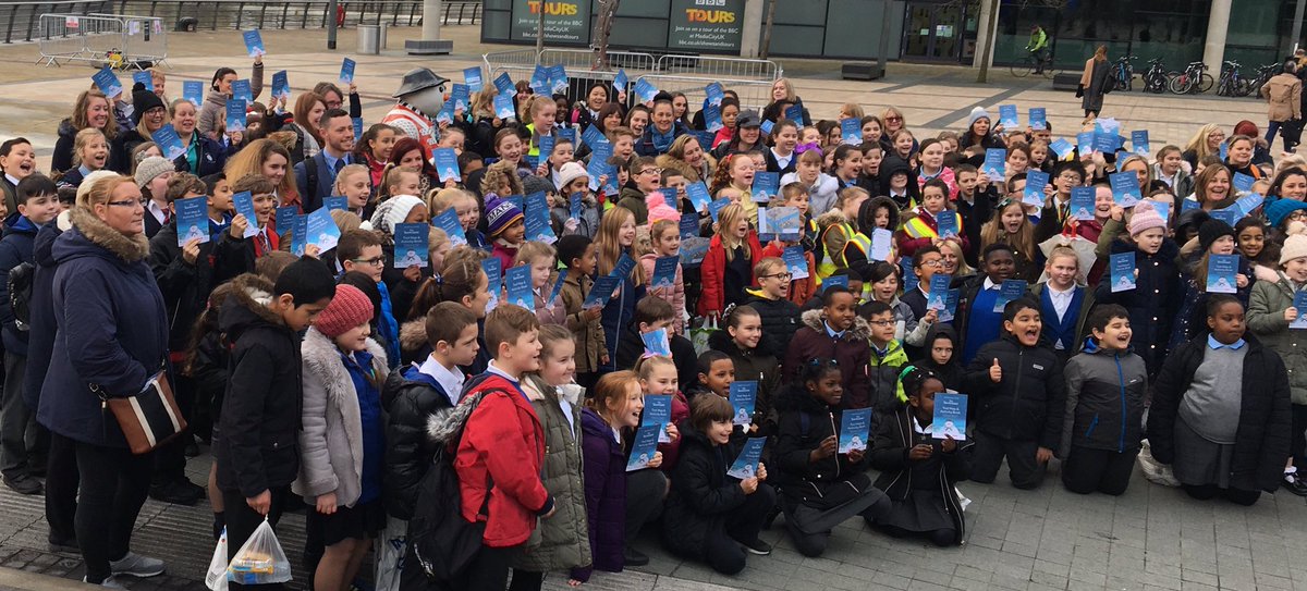 juliegas's tweet photo. Brilliant to see 500 children getting involved with @TheSnowmanWalk @MediaCityUK @wildinart  thanks to all taking part; make sure you do the trail over Christmas https://t.co/v4aIRl2zCC