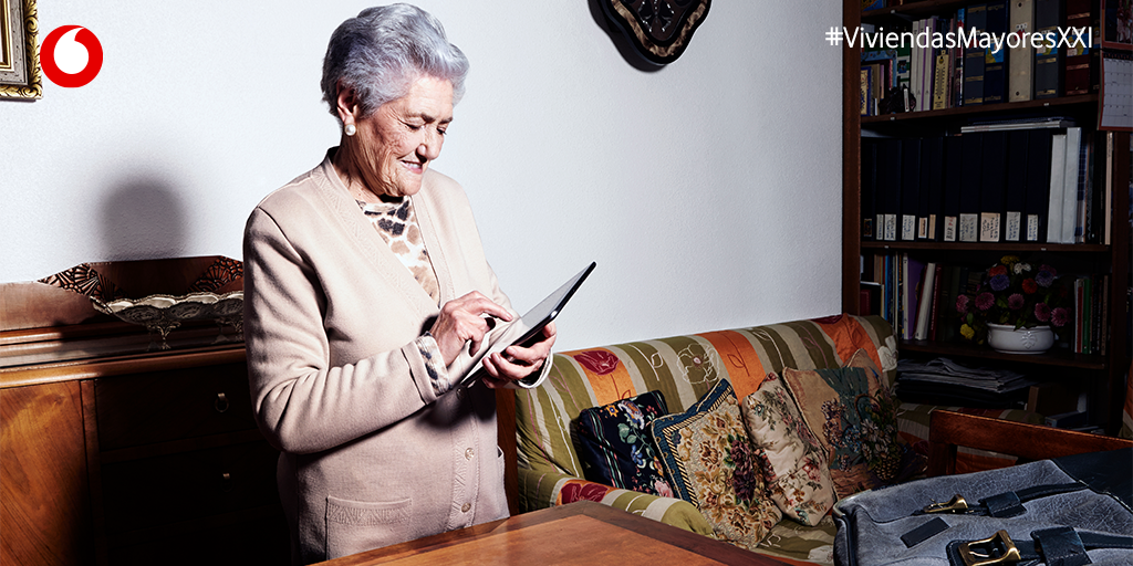 Señora mayor con tablet en las manos