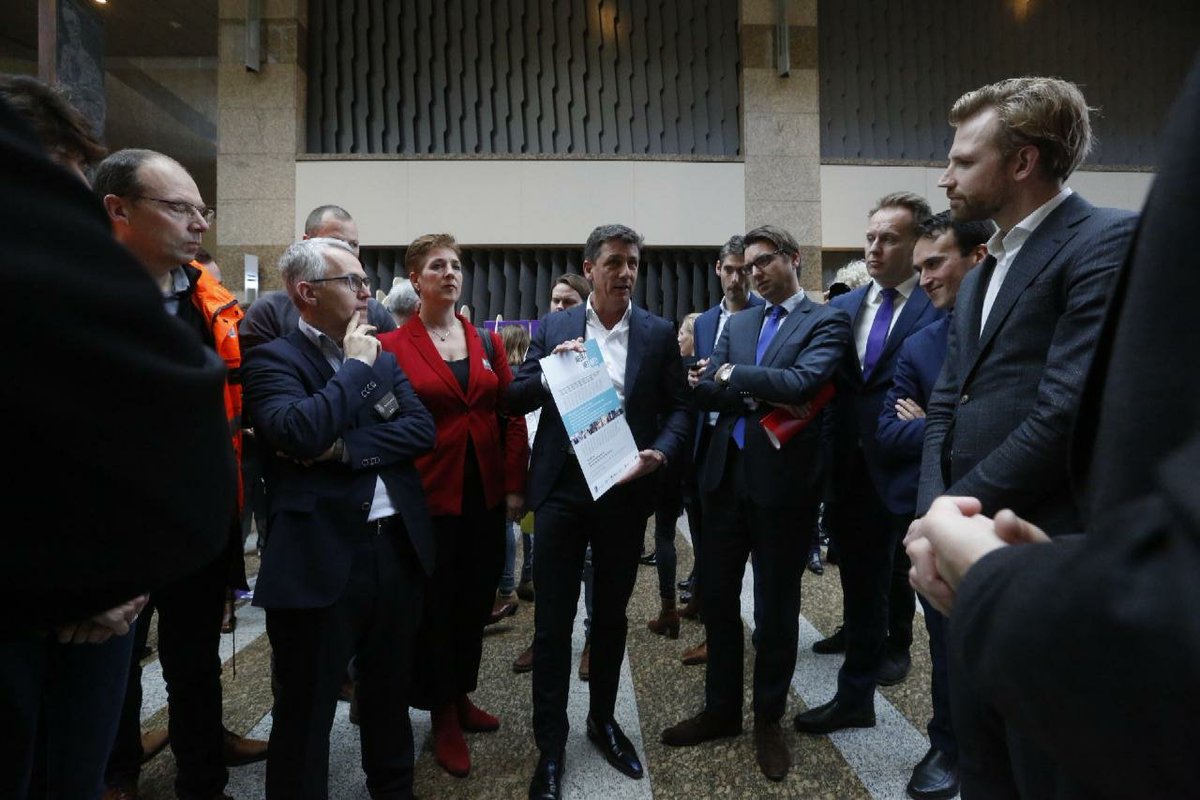 MKBNL's tweet photo. Ondernemers uit de campagne en @jaccovonhof bieden het manifest #zowerkthetniet aan, aan de vaste commissie voor Sociale Zaken en Werkgelegenheid in de Tweede Kamer.

Meer info op: https://t.co/7Sg8v4LkQd https://t.co/xJTe9MCsw8