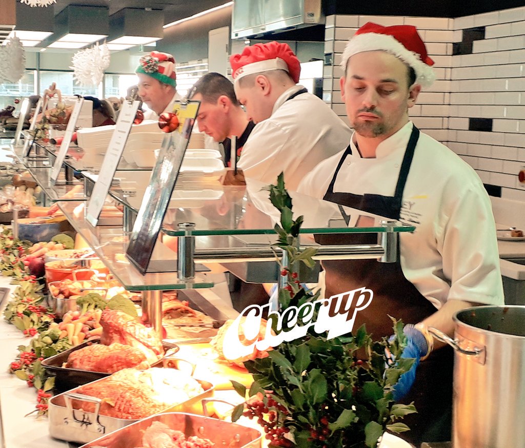 PaulinaCieciel1's tweet photo. To make EY Xmas lunches #Extraspecial ....
Been served by #Executiveteam 
Loving it 🍾🎁🎄@johnbeattie
@mikeypanting @peterlambie84 @25CPKitchen https://t.co/UWQsfqvugR