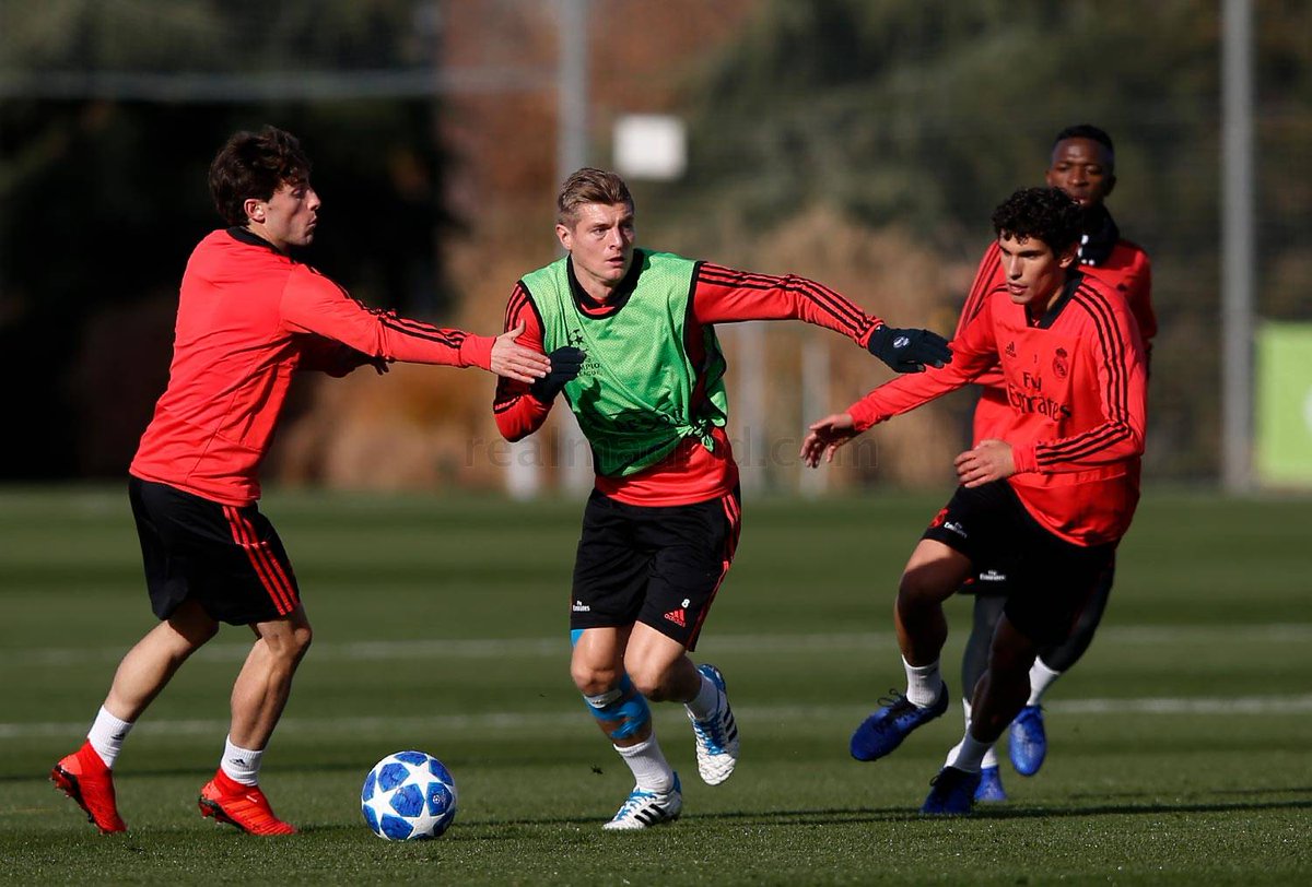 La plantilla del @realmadrid completó en #RMCity el último entrenamiento previo a su partido de la #LigaDeCampeones contra el #CSKADeMoscú, correspondiente a la última jornada de la fase de grupos, que se jugará en el #EstadioSantiagoBernabéu mañana miércoles a las 18:55 horas.