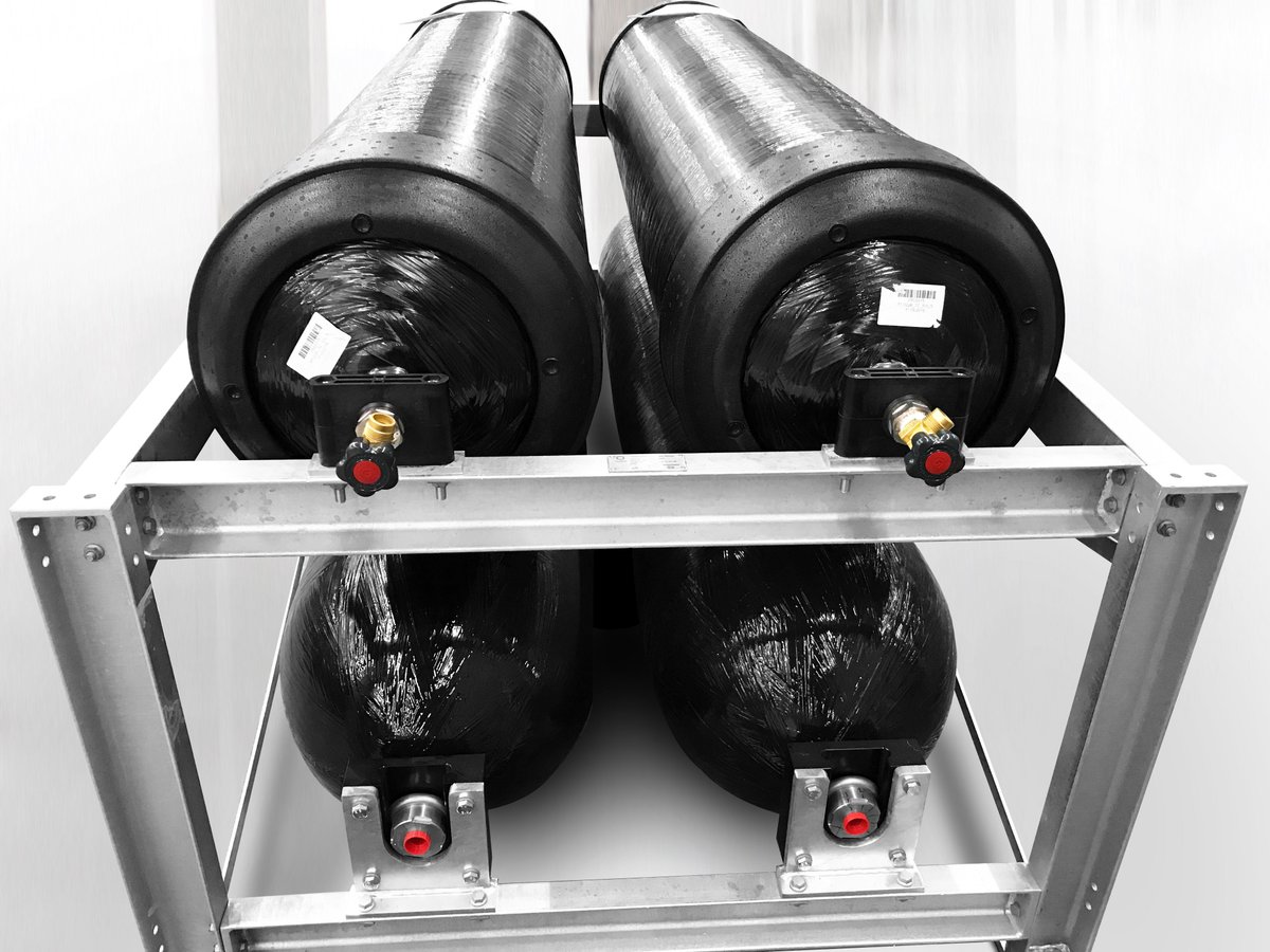 HexagonASA's tweet photo. We're excited to have received #USDOT special permit for high-pressure vessel #hydrogen transport systems - enabling our customers to move more hydrogen per trailer trip reducing the overall price of hydrogen fuel at the pump https://t.co/Tv20FKZSJZ https://t.co/Q0d2VDxwGa