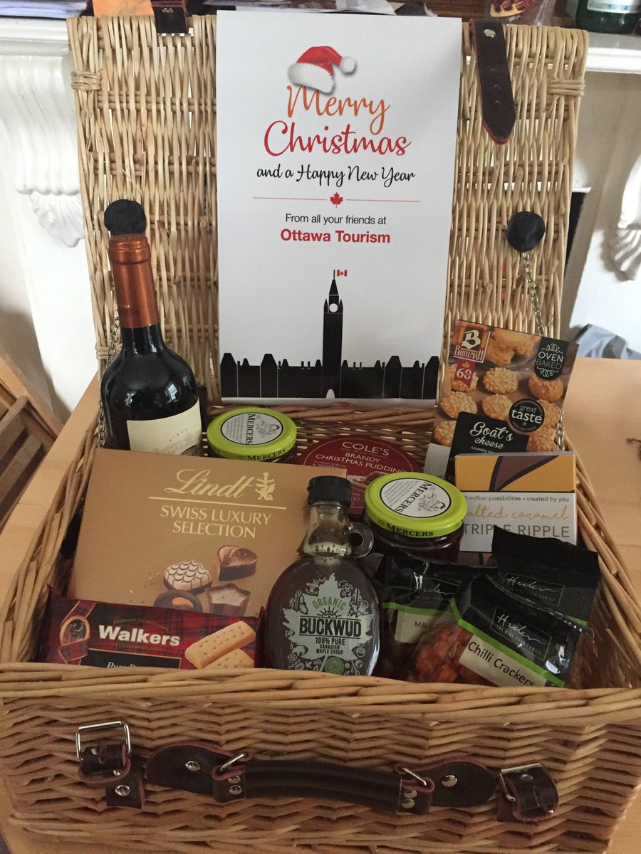 Delighted with my very generous hamper from the lovely folks at ⁦<a href="/Ottawa_Tourism/">Ottawa Tourism</a>⁩. Merry Christmas to you too ⁦<a href="/OttawaJantine/">Jantine Van Kregten</a>⁩ et al! #MyOttawa