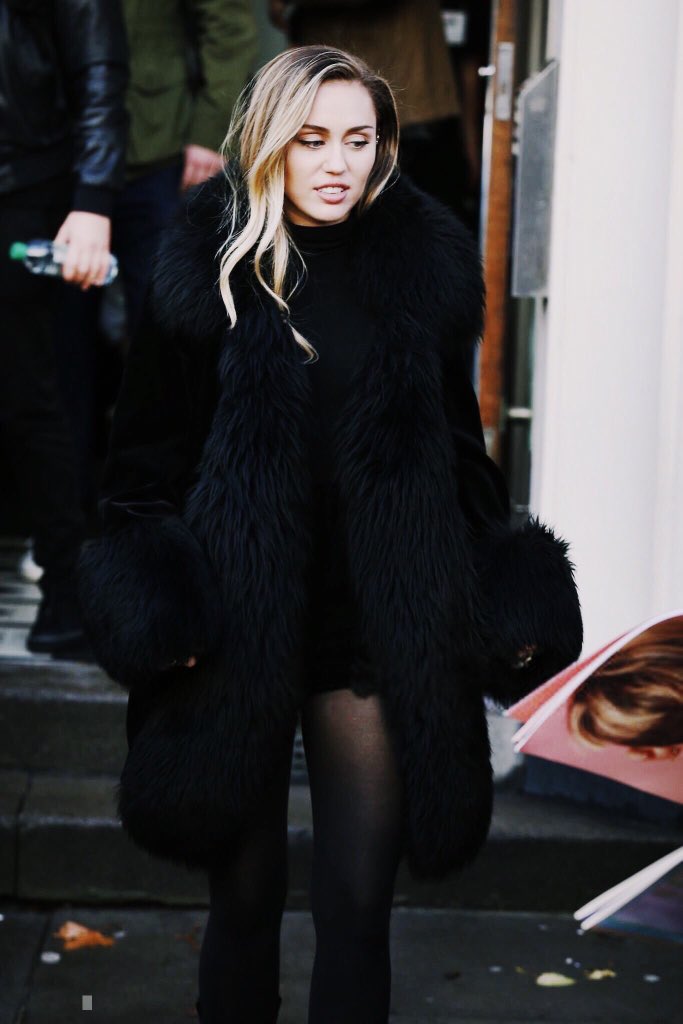 MileyRCyrustyle's tweet photo. Miley’s looks in London were absolutely stunning ! https://t.co/br4kn7kW9r