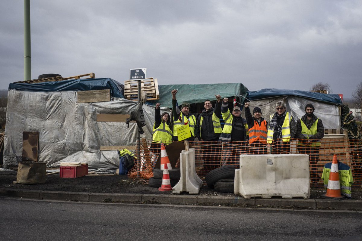 tendancefloue's tweet photo. Sur la route avec les gilets jaunes. 
Photos Pascal Aimar/Tendance Floue pour @libe 
Diapo complet ici : https://t.co/CMqu872kq8 https://t.co/2FaSAjcEZb