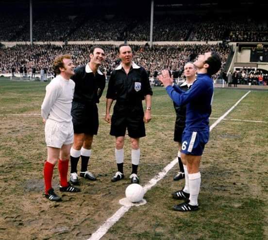 SuperbFootyPics's tweet image. 1970 FA Cup Final
Leeds v Chelsea
Coin Toss
Captains Billy Bremner &amp;amp; Ron Harris