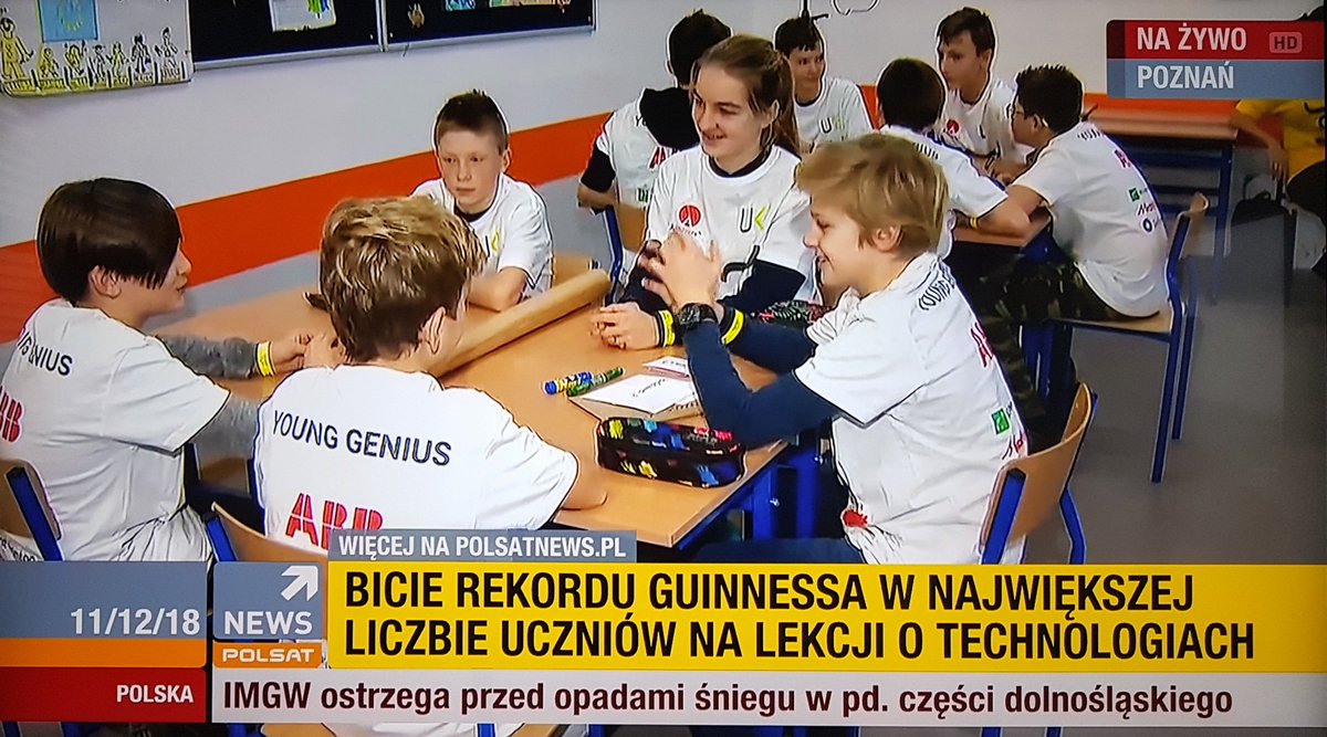 UKE_GOV_PL's tweet photo. Zaczynamy lekcje o nowych technologiach - próbujemy razem z dziećmi ze 102 szkół podstawowych i @pl_architects ustanowić #GuinnessWorldRecords @PolsatNewsPL #codeandshare #kodujzUKE https://t.co/sEIdoHrPRd