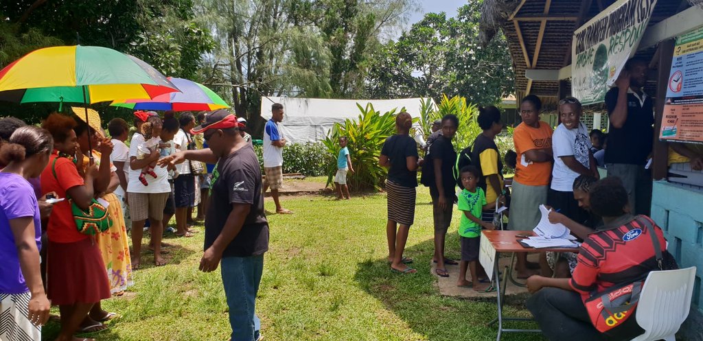 kataduaibe's tweet photo. Cash distribution continued at two different sites today for Ambae Evacuees. #MFAT and #MACP funded #CTP Ambae Response @OxfamInVanuatu @oxfampacific @OxfamAmerica @oxfamnz https://t.co/VZzTjSm063