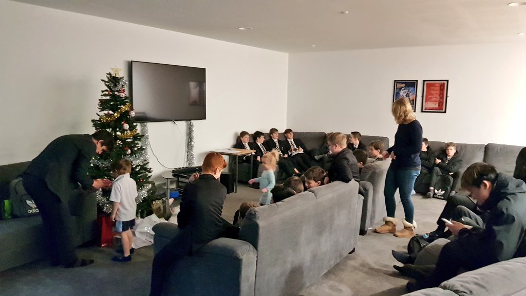 KWS_MiddleHouse's tweet photo. Tutor group Secret Santa in Middle House! Harry &amp; Poppy did a fantastic job handing out all the gifts! Wide-Games on the Upper tomorrow evening! 🎅 #MiddleHouseMen https://t.co/yyrmLgJLI8