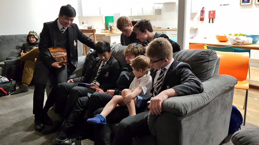 KWS_MiddleHouse's tweet photo. Tutor group Secret Santa in Middle House! Harry &amp; Poppy did a fantastic job handing out all the gifts! Wide-Games on the Upper tomorrow evening! 🎅 #MiddleHouseMen https://t.co/yyrmLgJLI8