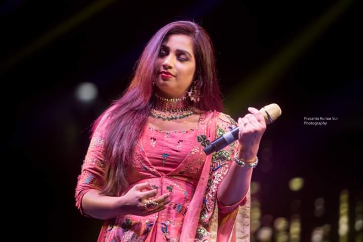 SonaSsg's tweet photo. *EXCLUSIVE CLICKS*(SET-1)
Queen's enthusiam & her signatured poses on stage just outstanding ! ♥
The Nightingale of India @shreyaghoshal mesmerized west Bengal in #Kolkata at #NetajiIndoorStadium by her flawless singing on #10dec18!
#shreyaghoshalliveinconcert https://t.co/b7JY5wE92w