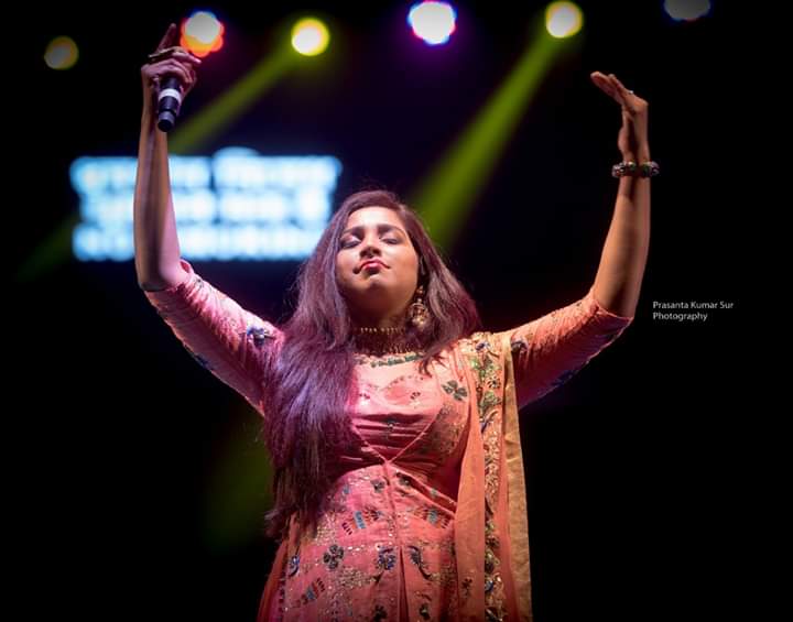 SonaSsg's tweet photo. *EXCLUSIVE CLICKS*(SET-1)
Queen's enthusiam & her signatured poses on stage just outstanding ! ♥
The Nightingale of India @shreyaghoshal mesmerized west Bengal in #Kolkata at #NetajiIndoorStadium by her flawless singing on #10dec18!
#shreyaghoshalliveinconcert https://t.co/b7JY5wE92w