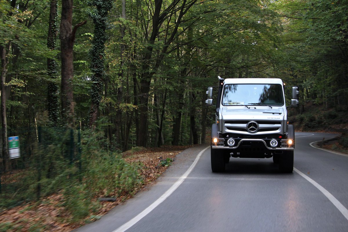CarsNewsTV's tweet photo. #Xmacera #Xklasse pikabı alt edecek asıl canavar #Unimog sivil haliyle satışa çıkıyor... 60 yıldır dünyanın en iyi arazi aracı olan Unimog’un yeni kasası, Türkiye’de hem arazi, hem de şehir içinde kullanıma uygun donanımla yollara çıkması, heyecan verici!.. @MercedesTurkiye #big https://t.co/nJL9GHnCqQ