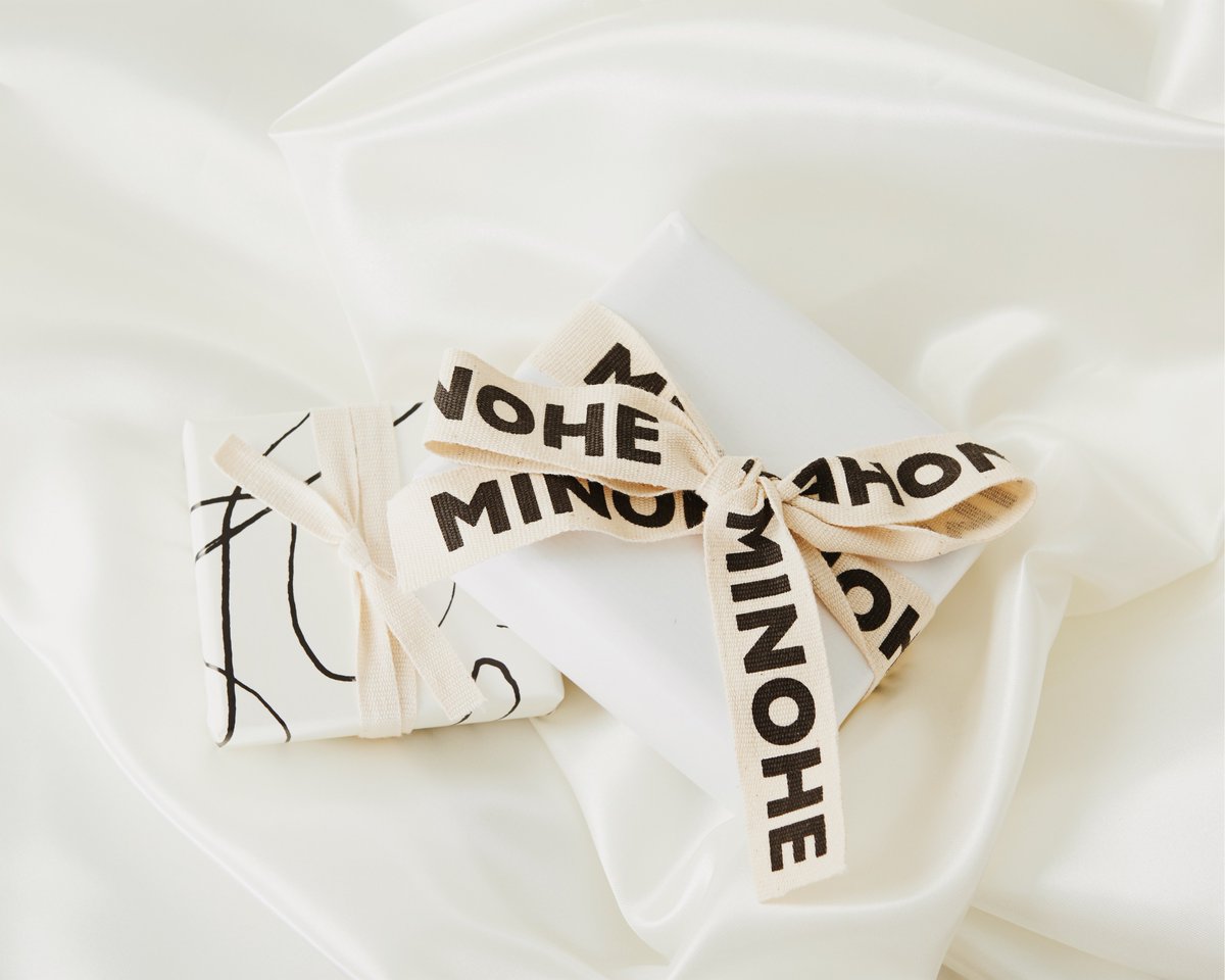 FASHIONOLOGY_NL's tweet photo. Order your Christmas gifts now with our free giftwrapping service - https://t.co/4Cv655muoY https://t.co/N221L19C7e