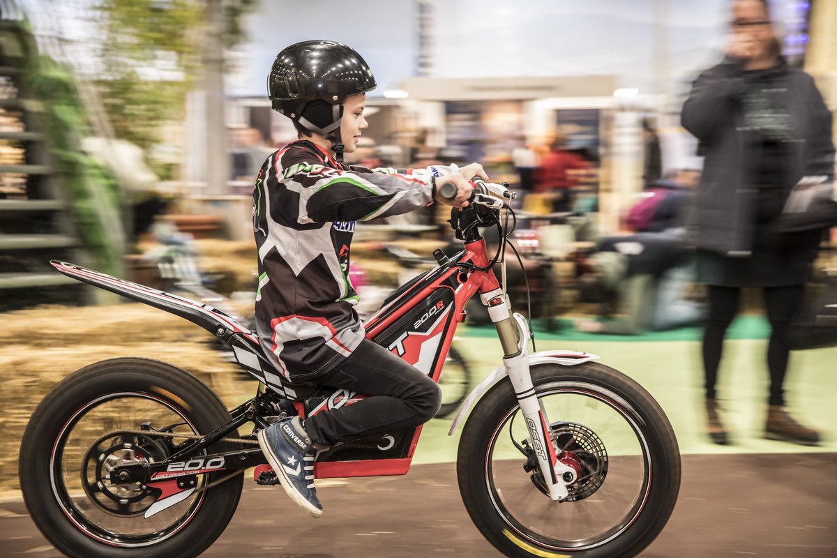 Ook aankomend jaar mogen kids van 3 t/m 15 jaar weer ZELF motorrijden! Onze vaste partner <a href="/Nonstop_Motoren/">Nonstop Motoren</a> neemt héle kleine elektrische motoren mee, met een volledige uitrusting om veilig rond te kunnen rijden op het superleuke parcours!