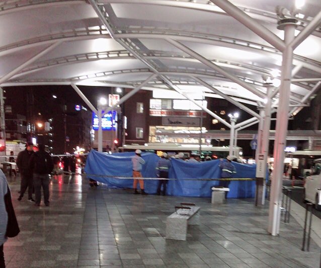 奈良駅前の交通事故でケガ人の救護活動している現場の画像