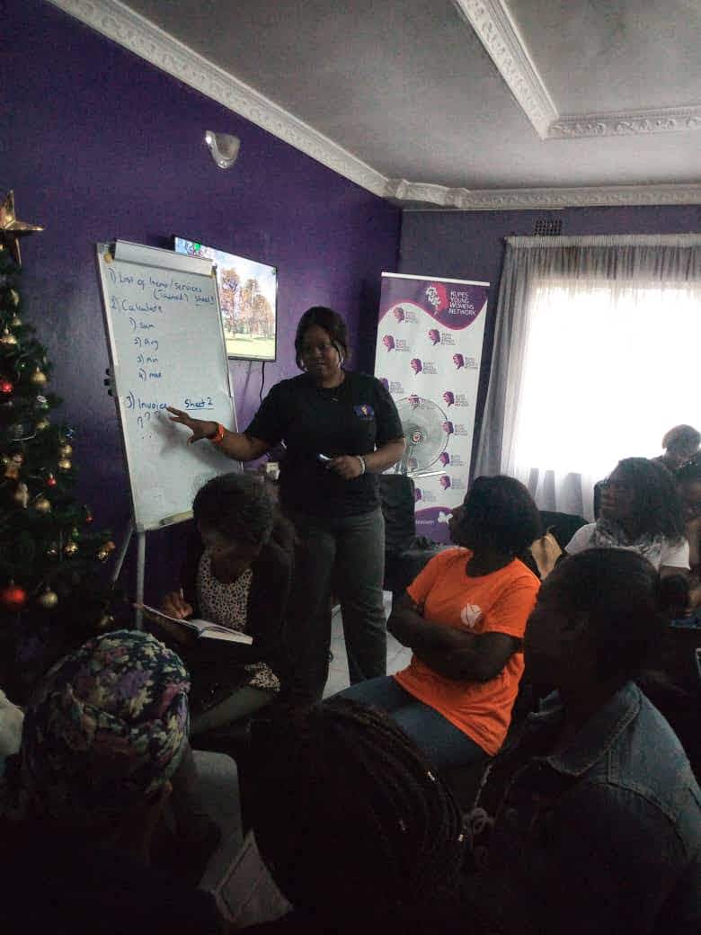 LwiiyoT's tweet photo. @LwiiyoT  trainer @alushaks explains the excel exercise to the young ladies during the first day of the @kupesnetwork #ICT #bootcamp
#ComputerLiteracyForAll 
#TogetherWeLearn
#TogetherWeGrow https://t.co/WNP12RrH76