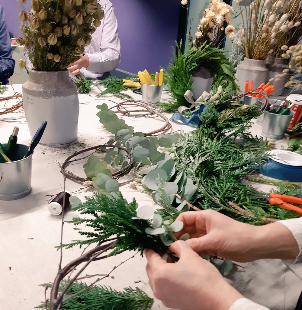 NiinaHaasola's tweet photo. Tänään jouluisessa asiakastilaisuudessa tiukkaa asiaa finanssialan uusista tuulista, mutta myös tekemistä käsille. #kranssi #samlinkevents #samlink https://t.co/rmliUaVshW