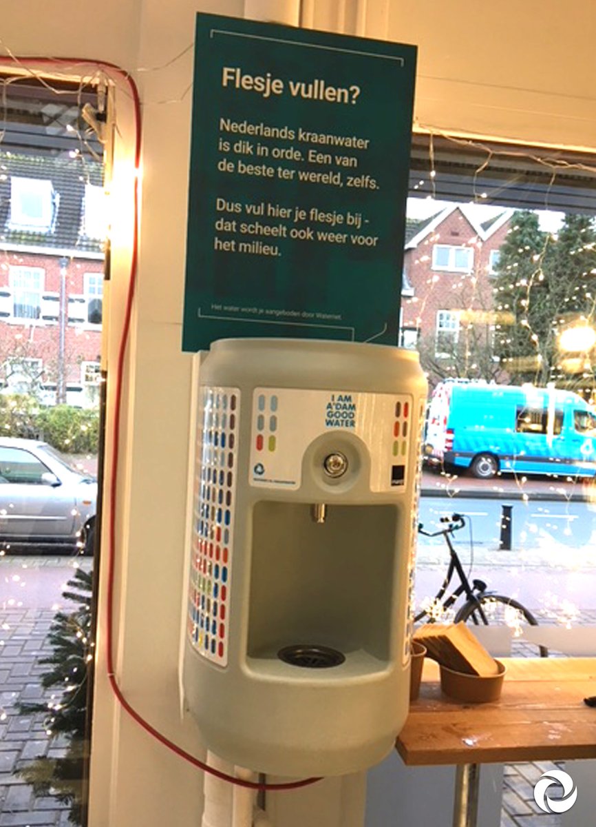 Eerste drinkwatertappunt in een supermarkt 💦 Vul je eigen flesje met #kraanwater bij <a href="/Marqt/">Marq Takacs</a> in hun nieuwe filiaal in Winkelcentrum Brazilië (Oostelijke Handelskade). De gefilterde kraanwaterflessen (zonder smaakje) liggen hier ook niet meer in de schappen 👏 #plasticvrij