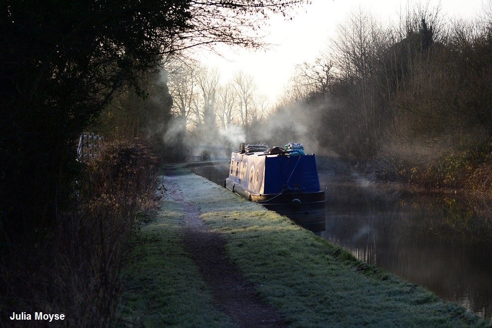 The canals and rivers look beautiful in the frost, so it’s no wonder that people want to head to the towpath for a wintery walk. Just make sure you stay safe ow.ly/t7eq30mWlLo #BeWaterSafe