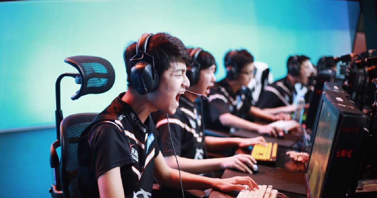 Китаец в интернет-кафе. Интернет кафе в китае. Китайские видеоигры. Китаец за компьютером. Китайские игровые клубы.