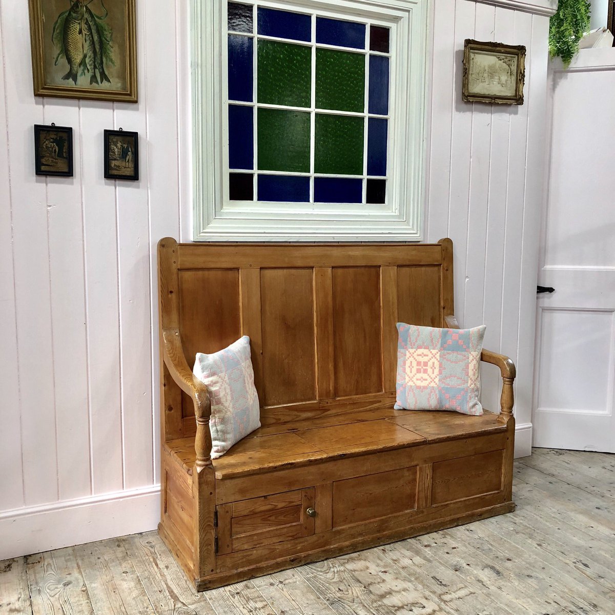 WelshVernacular's tweet photo. Ar werth / Fresh for sale @WelshVernacular
Sgiw Cymreig/ Gorgeous Welsh settle.
Freshly listed on our website - link in our Twitter profile page.
#welshvernacularantiques #welshsettle https://t.co/9LS5K1GBwF