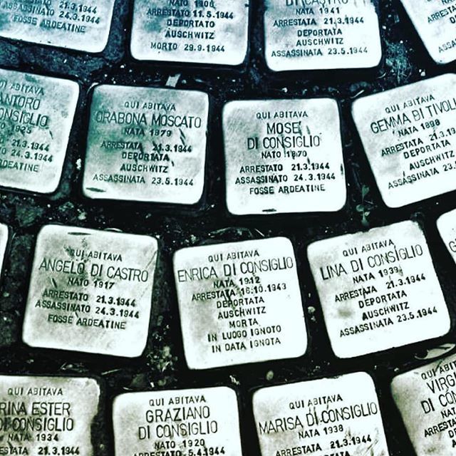 #Repost @quartieridiroma
・・・
La scorsa notte sono state strappate dal selciato e rubate 20 pietre d'inciampo installate nel 2012 a via Madonna dei Monti, nel quartiere Monti a Roma. Le pietre erano state realizzate dall'artista tedesco Gunter Demnig … ift.tt/2EqMYZ8