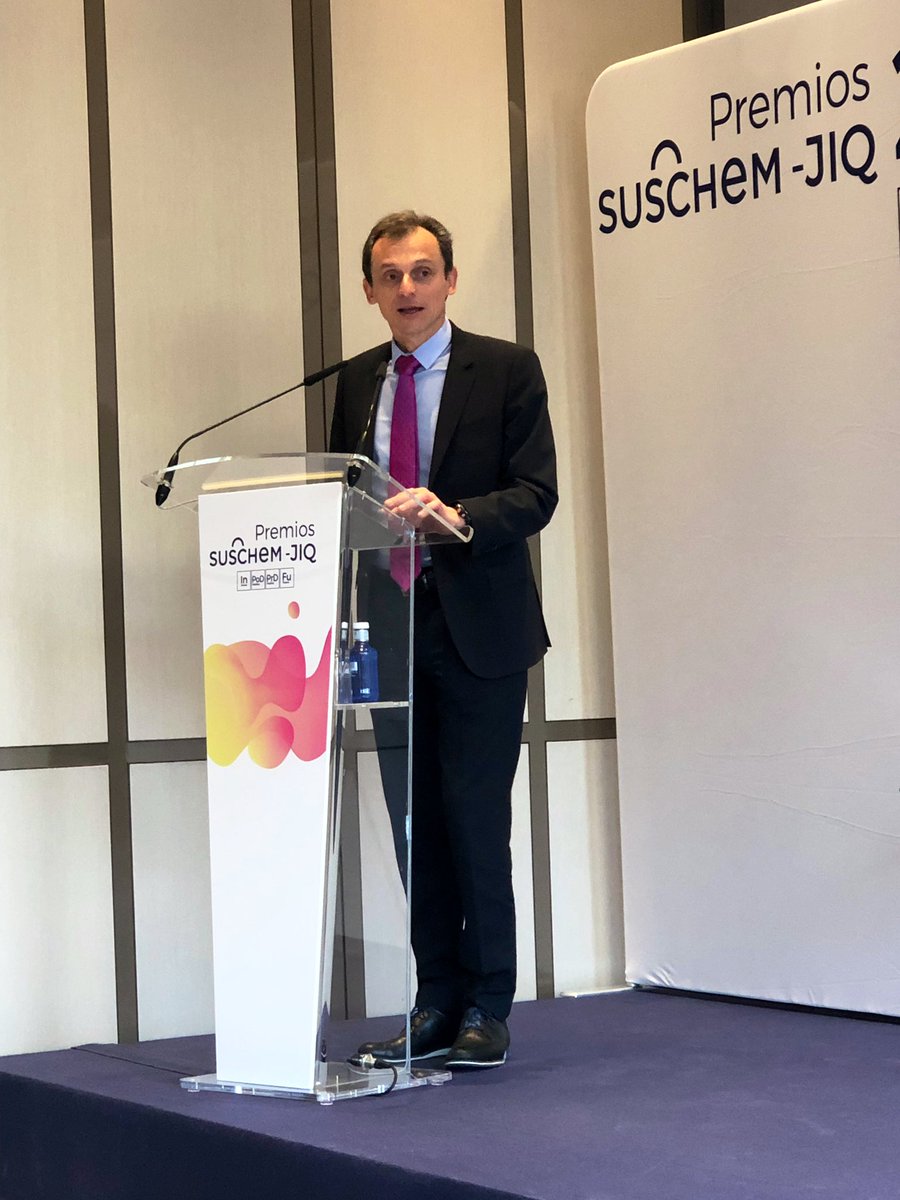 Quiero felicitar a los galardonados con los #PremiosSusChemJIQ, que reconocen el trabajo y esfuerzo de los Jóvenes Investigadores Químicos. El sector químico español es esencial para el sistema español de ciencia, tecnología e innovación y representa el 13,4% del PIB industrial.