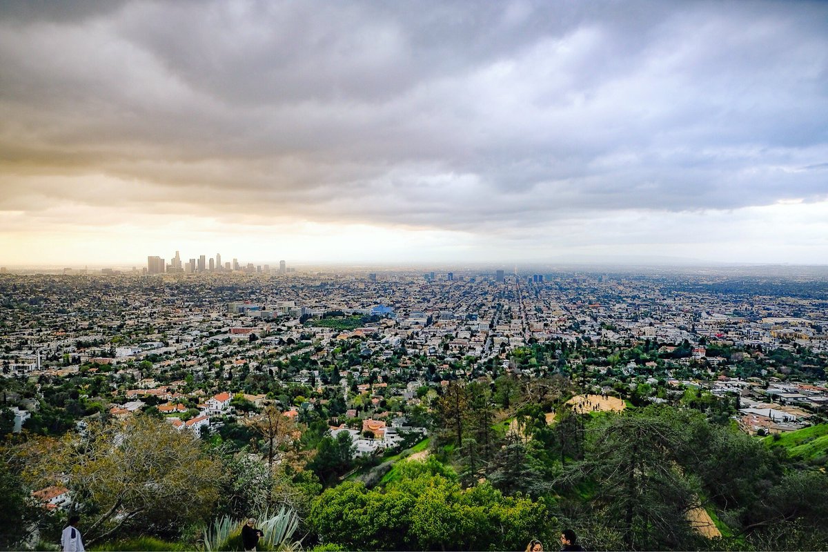 Theselfieguide's tweet photo. Without doubt one of the BEST places to take a selfie in Los Angeles is The Griffiths Observatory. Stunning views of LA and of course Hollywood #selfiespot #travelselfie #selfieguide https://t.co/TcaFyeNsxg