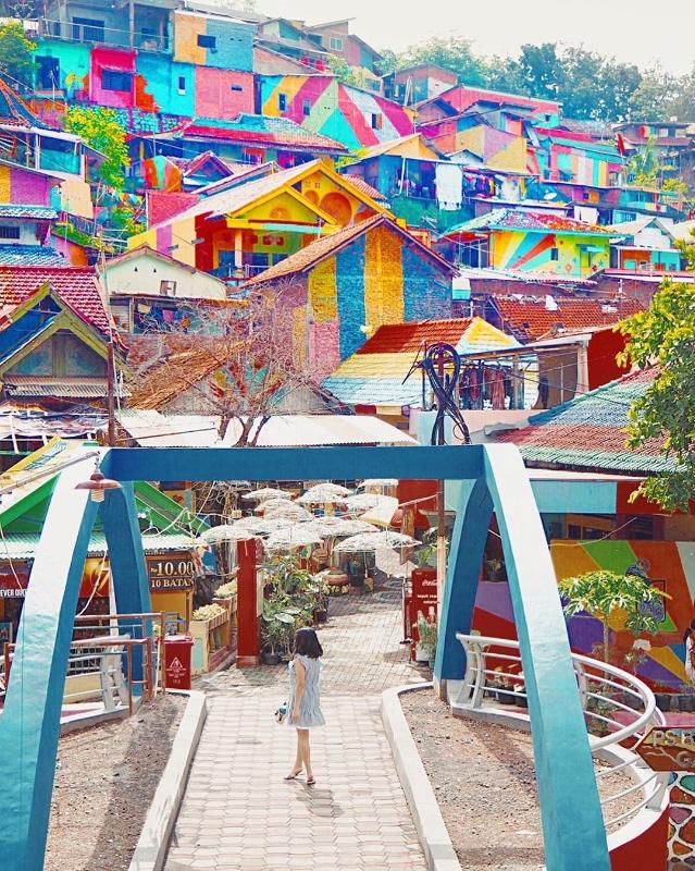 wisatasemarang's tweet photo. Kampung Pelangi makin terlihat keren ya. Kuy jalan-jalan ke sini biar hidup kamu makin warna-warni.
.
Info tempat hits di Semarang?
Follow IG: wisatasemarang 
.
Lokasi: Kampung Pelangi #Semarang
Foto IG: jessicasuhanda
.
#kampungpelangi #wisatasemarang https://t.co/6X1OfDwLVl