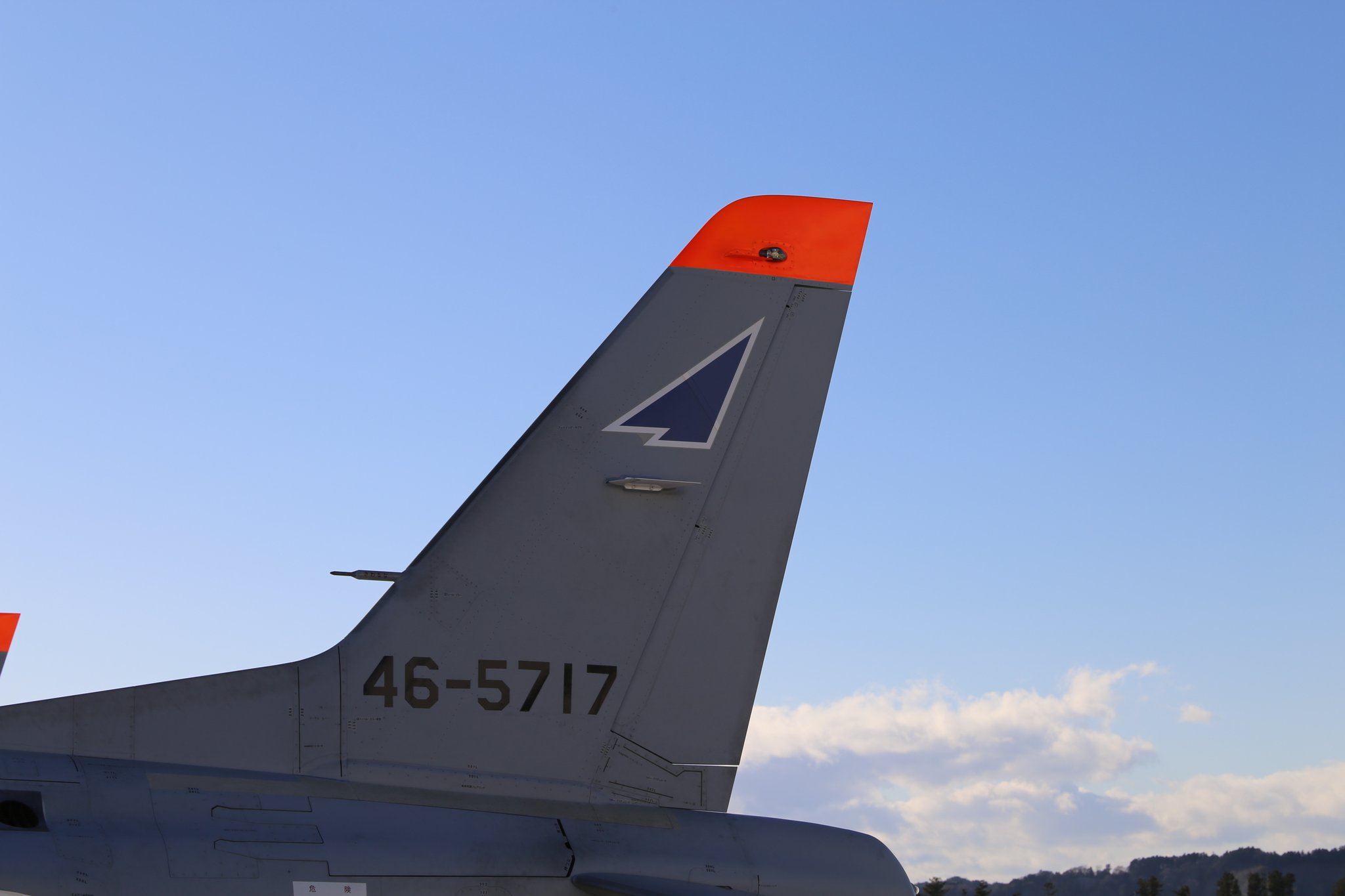 航空自衛隊 松島基地 皆さんこんばんは 空自機の部隊マークについてご存知ですか 主に垂直尾翼に所属する飛行隊のマーク が描かれていて これを見ればどの部隊の飛行機か分かります 皆さんこれからは 垂直尾翼のマークにも注目してみてください