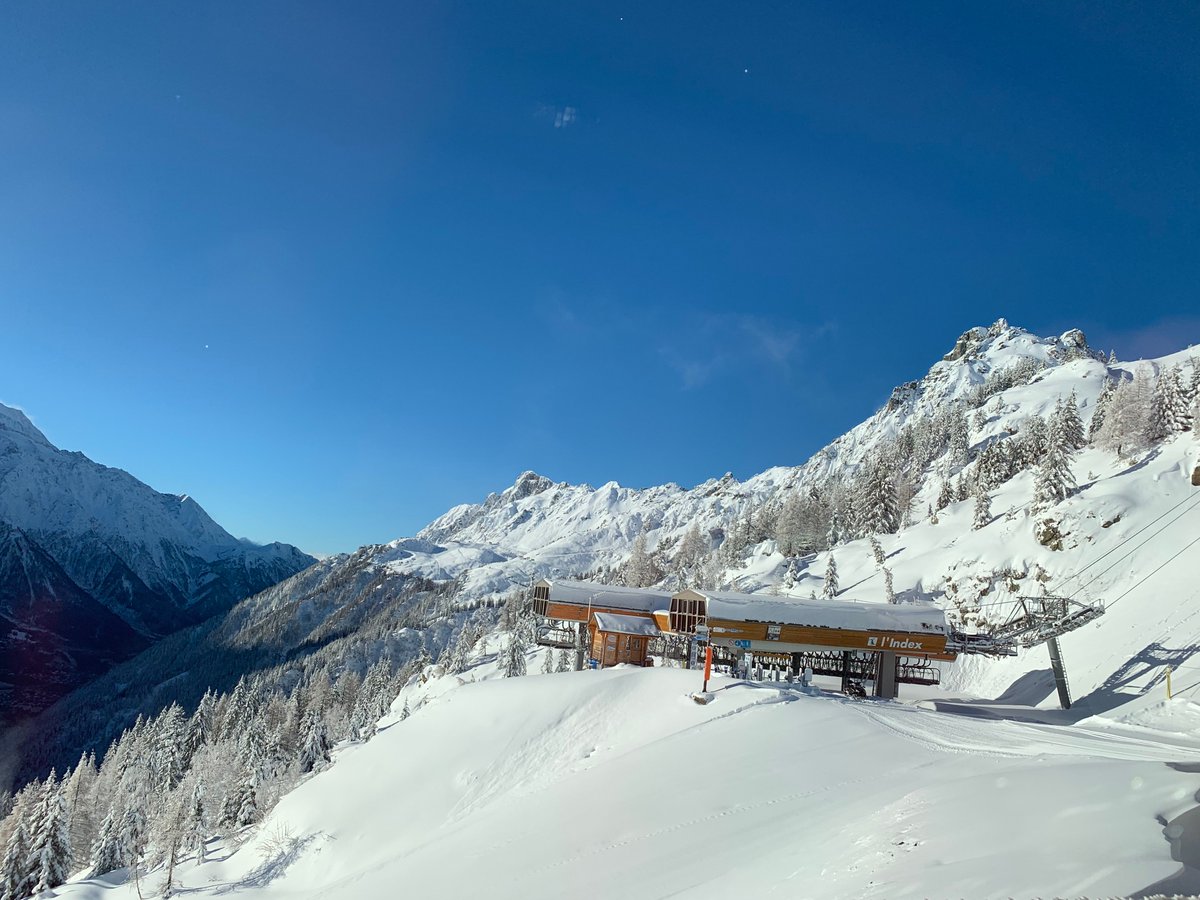 Ce matin dans notre restaurant #adret à la #flegere : ça sent l'hiver / This morning in our #mountainrestaurant : soon #ski !! #chamonix #montblanc <a href="/SavoieMontBlanc/">Savoie Mont Blanc</a>