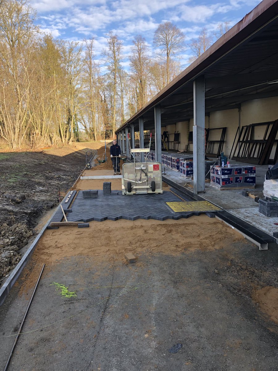 jdma_paving's tweet image. The start of a lot of blocks going down this morning in Framlingham, Suffolk #paving #suffolk #probst #jdma