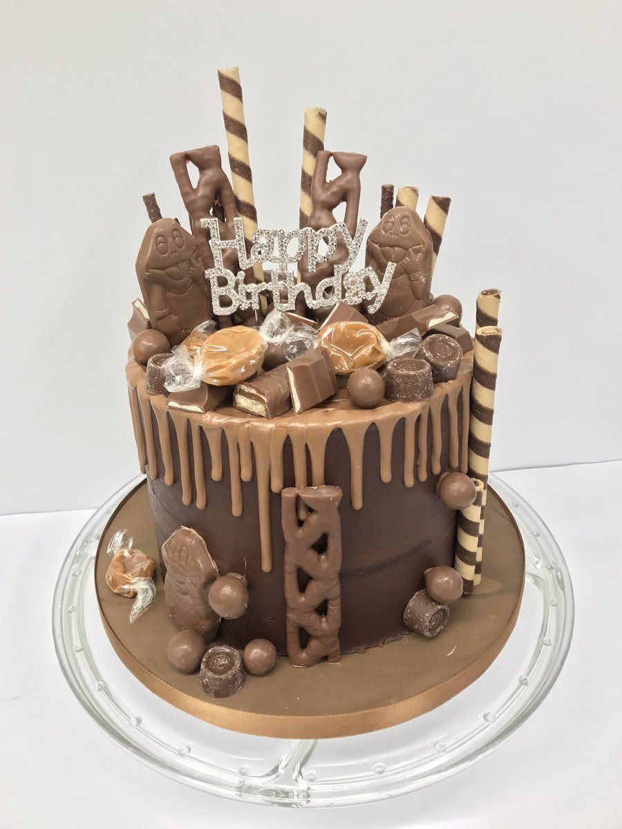 ElsaBakes's tweet image. A very Chocolatey Tuesday Morning 🤤 

#chocolatedripcake #chocolate #cadbury #cakes #Elsabakes #HappyTuesday