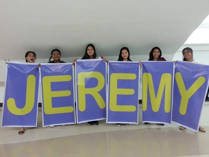 _JeremyGupdates's tweet photo. JEREMINIONS TEAM LIVE ARE NOW READY TO FAMILY IS LOVE CHRISTMAS CONCERT

@jeremyeglinoga @JereMinionsOFC 

photo credits to: zeny barte https://t.co/6fymbROUIC