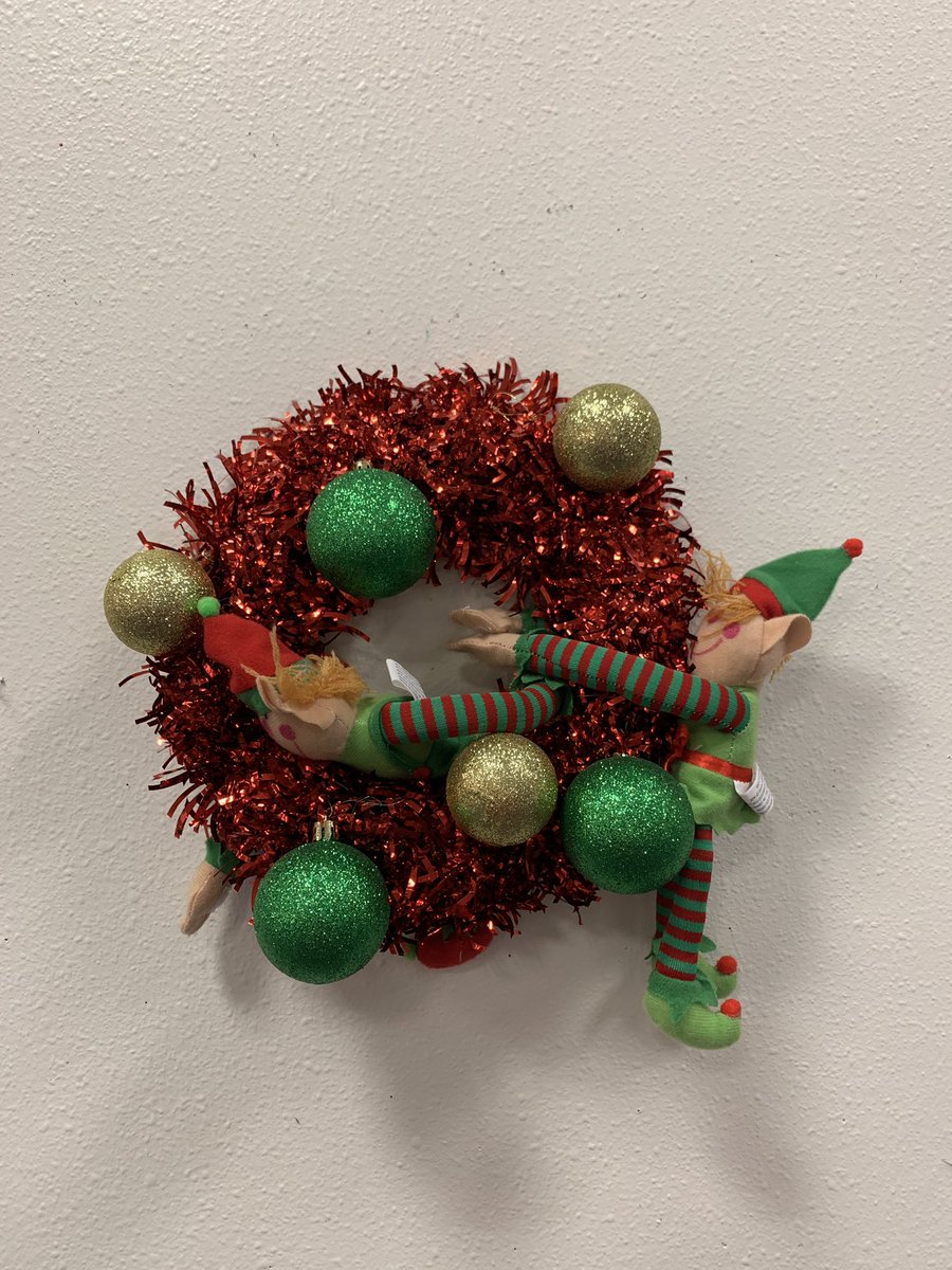 TheAmandaHumm's tweet photo. Pepper and Tinsel are hanging in the wreath. #gibcalelf https://t.co/dDighdpJnI