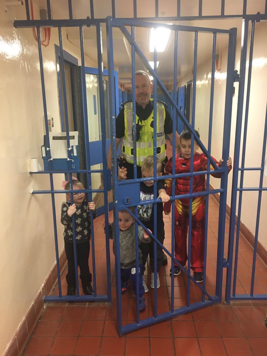 PSOSLevenmouth's tweet photo. Oor Greg playing host for the visit to oor place by Fife Gingerbread Dads group! Gaid time had by all.
#PositiveEngagements
#MonTheMethilPopo
#Braw https://t.co/nVt6Wc8hXw