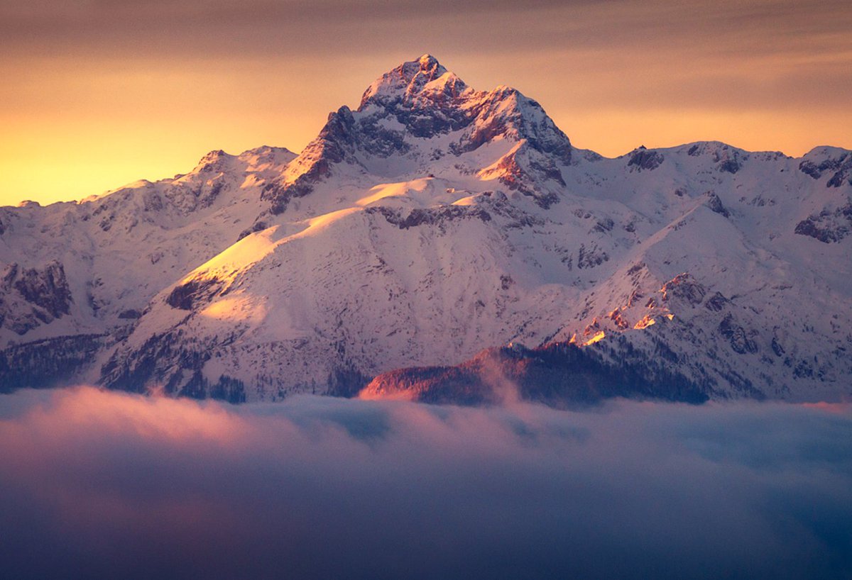 The shape of the Mount Triglav is like “three heads” and is represented in white on the blue background on Slovene national coat-of-arms 🇸🇮 goo.gl/HUpwgm #mttriglav #lifeadventures #Slovenia #bled #Trekking #moreadventuremoreyou