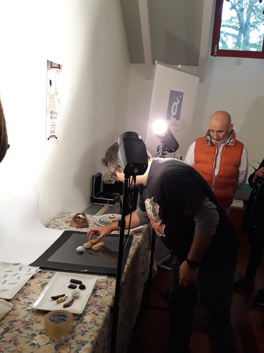 MagdalenaDT's tweet photo. Seguimos controlando luces, reflejos, colocación de productos...Taller fotografía digital gastronómica @consorciofr #SaborSur @RedGuadalinfo @poctep #destileriaMartesSantos @guadalinfoHS @mafaldaenred @mayhuelva #HigueradelaSierra https://t.co/MdcPtVMoBQ