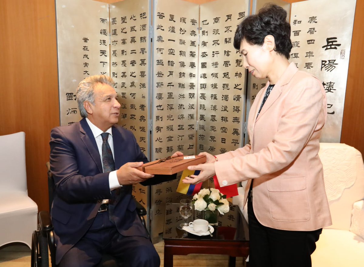 #GiraOficialEcu 🇪🇨🇨🇳| Presidente, <a href="/Lenin/">Lenín Moreno</a> Moreno, mantuvo reunión protocolar con la Presidenta del Consejo Chino para la Promoción del Comercio Internacional. ¡Ecuador es un destino de inversiones!