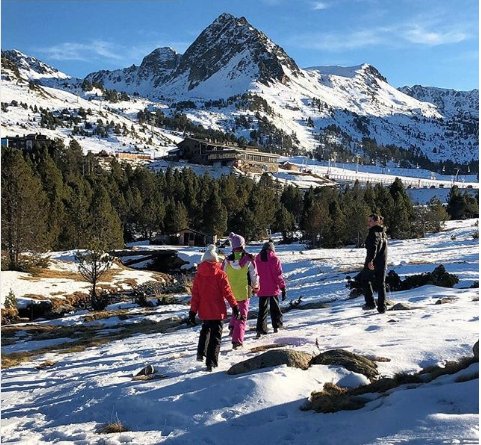 <a href="/PetitsViatgers/">Montse Delgado</a> ja han trobat el seu tió de Nadal al bosc de Moretó!!! 🙌
Si encara no teniu el vostre, teniu fins al dia 23 per venir-lo a buscar. Us esperem!!!
❄️ 
#rocroiandorra
#grandvalira
#activitatsenfamila
#nadaljaesaqui