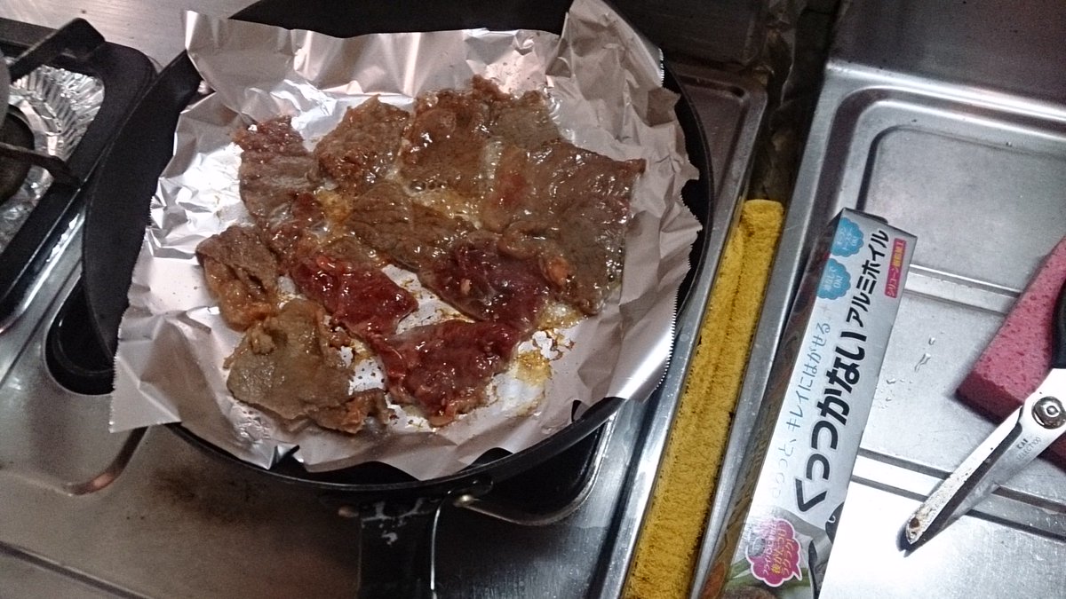 ゴッシ 7l よくスーパーで売ってる漬けダレの焼肉を最近初めて買ったんだけどタレが焦げ付いてフライパンがカーボンまみれになるので何か良い方法はないもんかと思ってたんだけど 揚げ物温め用に使ってるくっつかないアルミホイルを使ってみたら優勝した